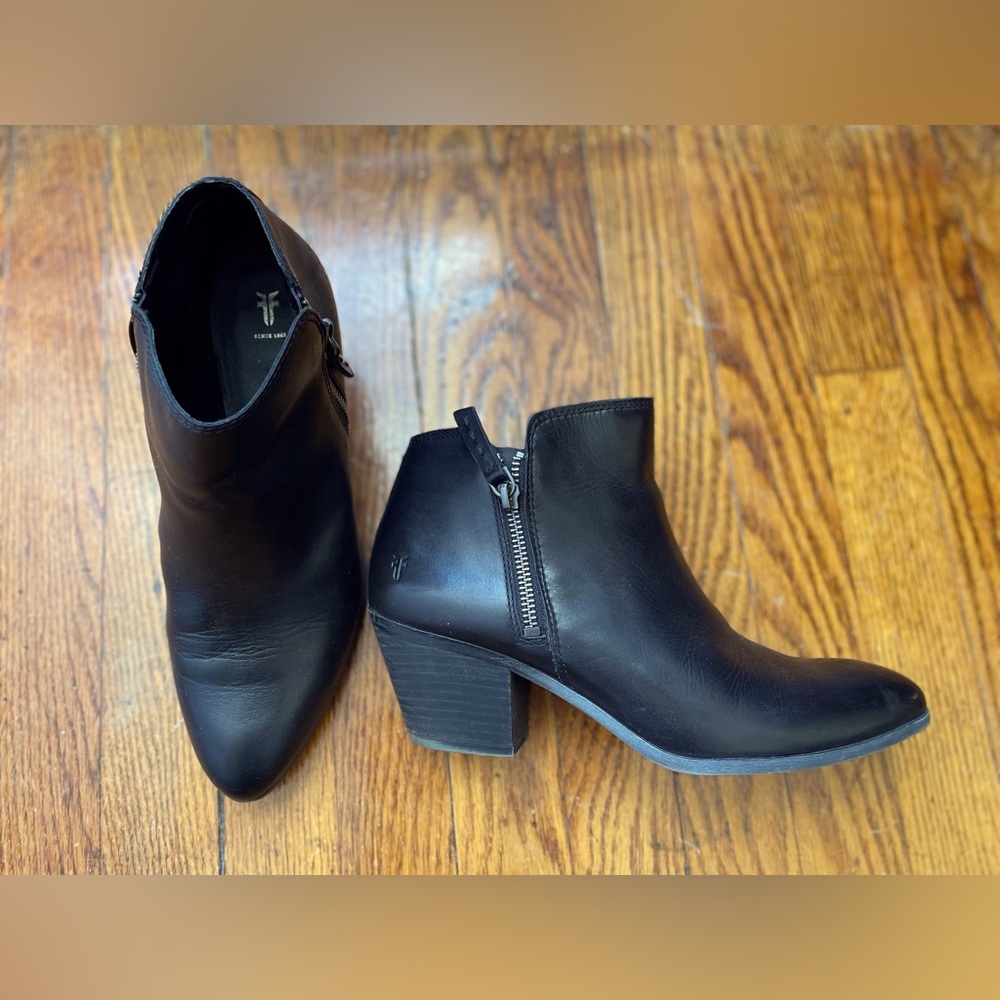 FRYE Judith Bootie black leather size 9